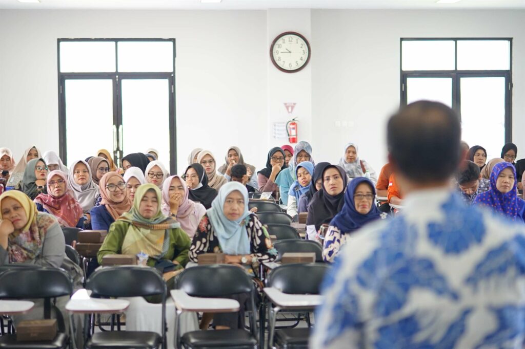 Para Guru BK se-Priangan Timur Mendengarkan Penjelasan Panitia SPMB UBTH dengan Seksama.