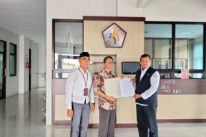 Rektor Universitas BTH dengan Perwakilan dari Pemerintah Provinsi Jawa Barat Berfoto Bersama Sembari Menunjukan SK