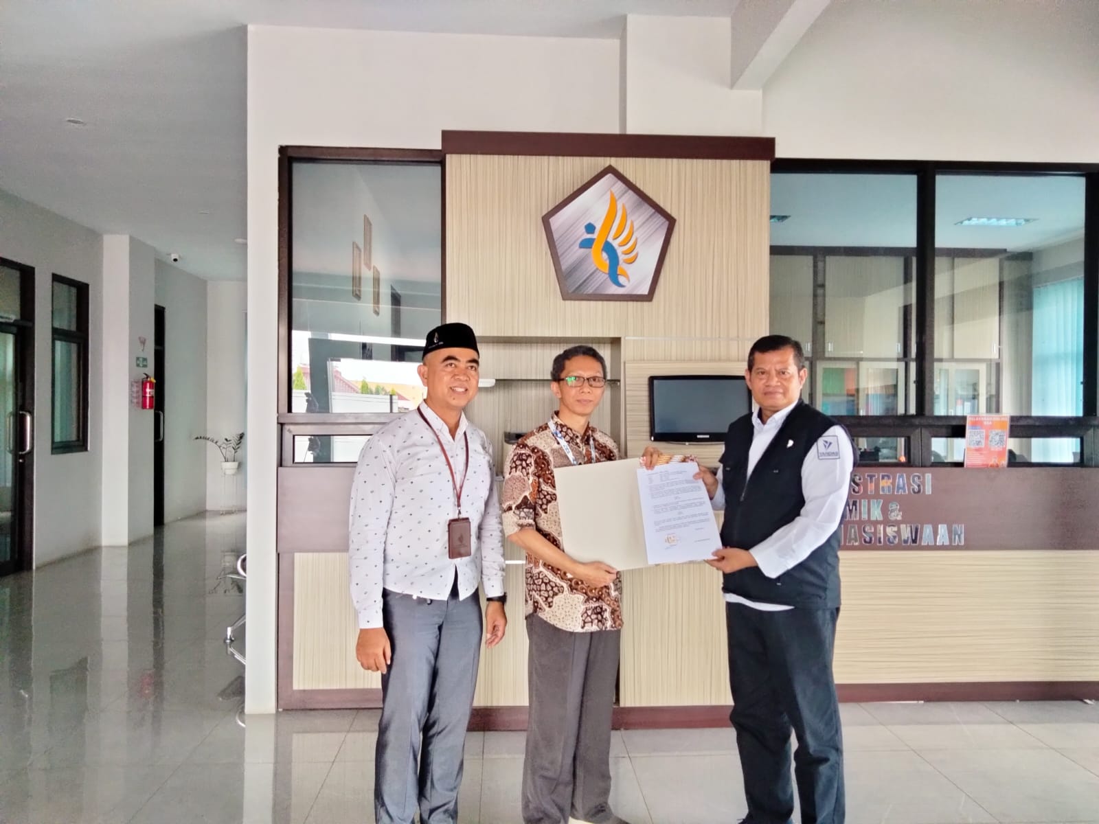 Rektor Universitas BTH dengan Perwakilan dari Pemerintah Provinsi Jawa Barat Berfoto Bersama Sembari Menunjukan SK