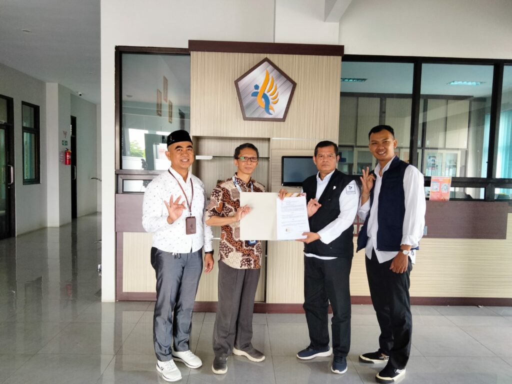 Rektor UBTH dengan Perwakilan Pemprov Jawa Barat tengah Foto Bersama